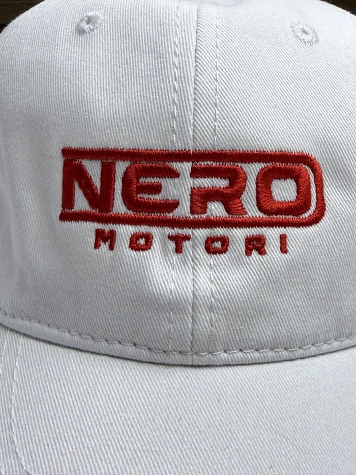 Detalle de bordado de alta densidad en gorra