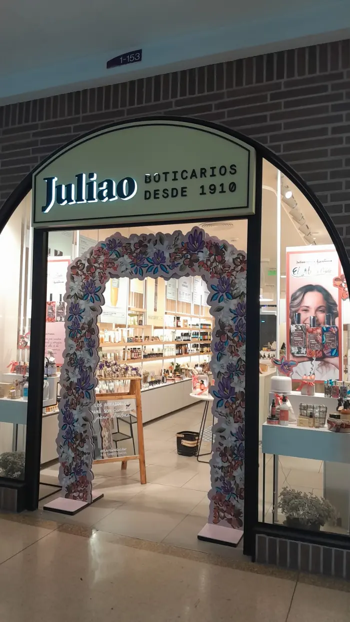 Arco floral impreso para la vitrina de Juliao Boticarios